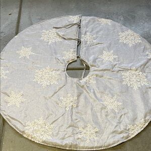 Silver Snowflake Tree Skirt